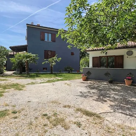 With Big Garden And Large Pool Near * Pula
