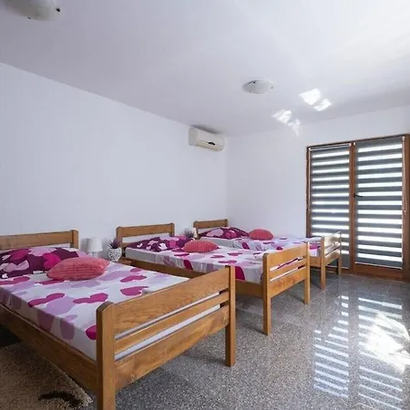 With Big Garden And Large Pool Near Villa *