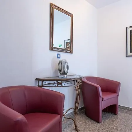With Big Garden And Large Pool Near *