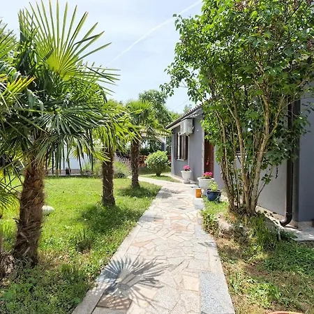 With Big Garden And Large Pool Near Villa *