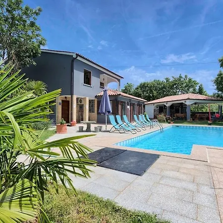 With Big Garden And Large Pool Near Pula