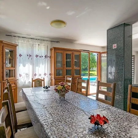 With Big Garden And Large Pool Near Villa Pula