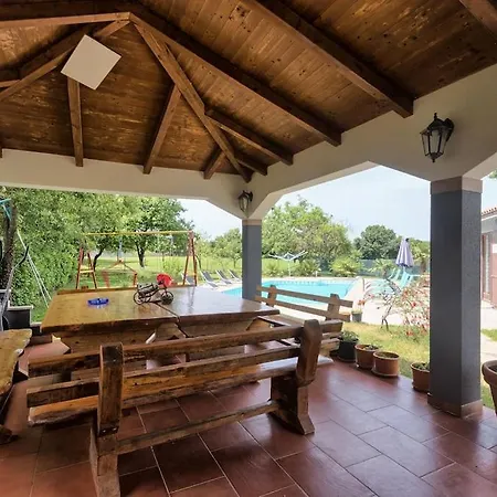 With Big Garden And Large Pool Near Villa Pula