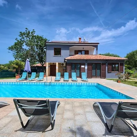 With Big Garden And Large Pool Near * Pula