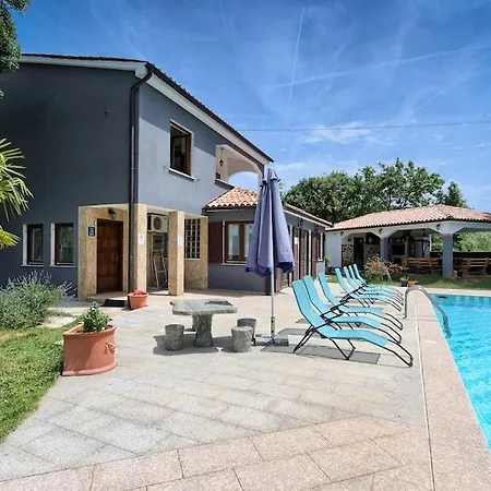 Villa With Big Garden And Large Pool Near