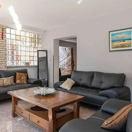 Villa With Big Garden And Large Pool Near Pula