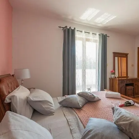 With Big Garden And Large Pool Near Villa *