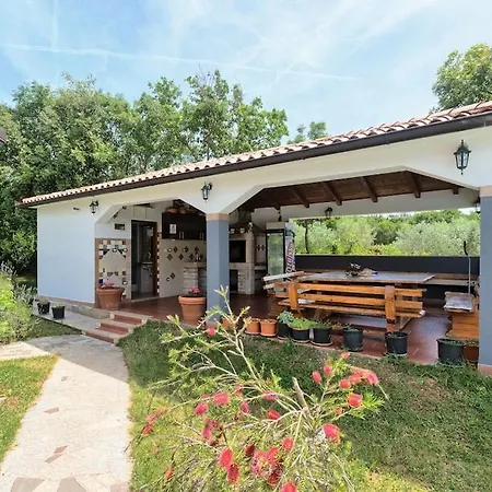 Villa With Big Garden And Large Pool Near *