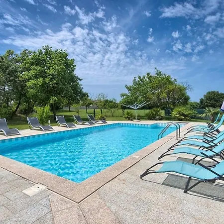 With Big Garden And Large Pool Near * Pula