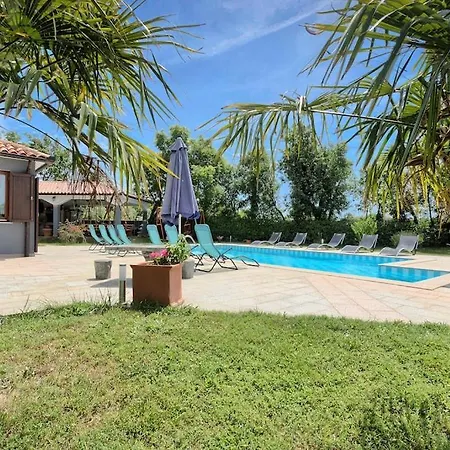 With Big Garden And Large Pool Near Pula