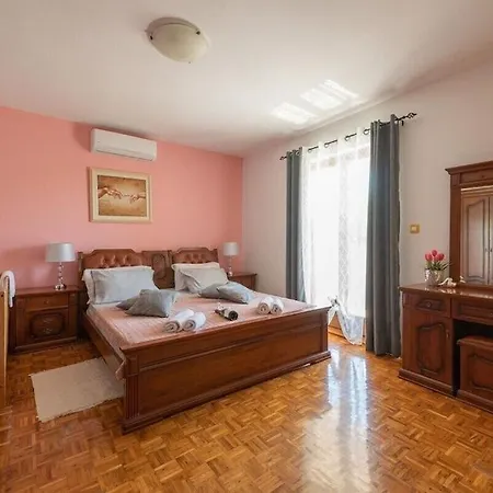 Villa With Big Garden And Large Pool Near *