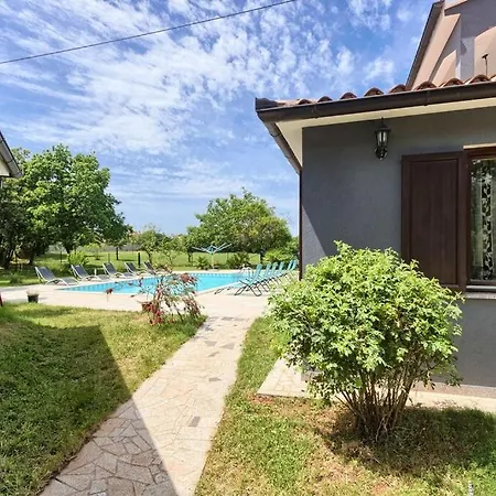 With Big Garden And Large Pool Near Pula