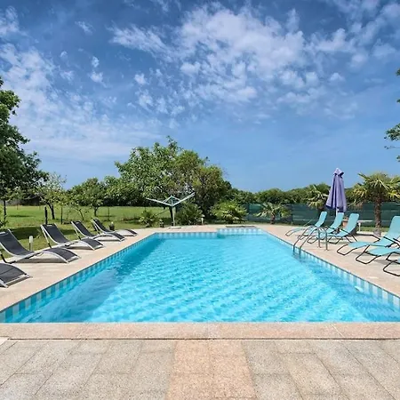 Villa With Big Garden And Large Pool Near Pula