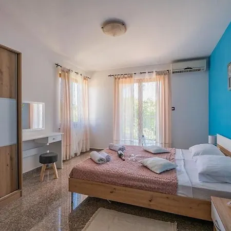 With Big Garden And Large Pool Near * Pula