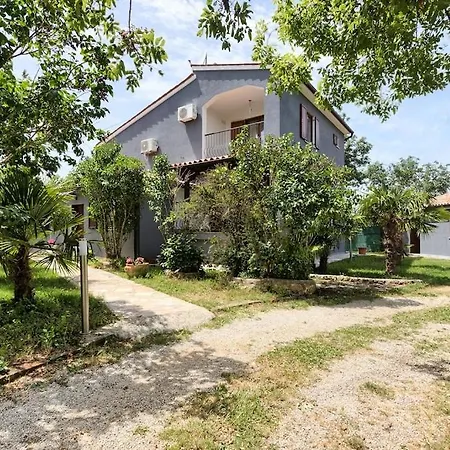 With Big Garden And Large Pool Near * Pula